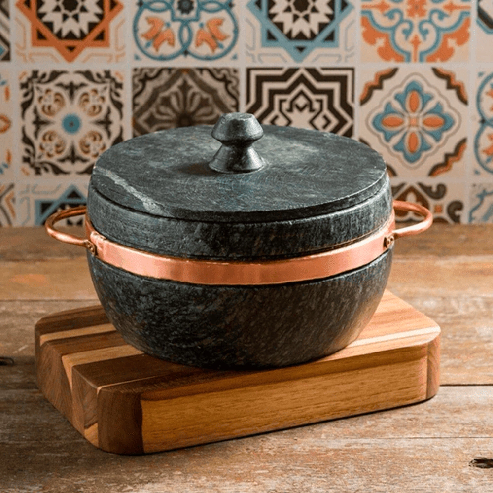 Panela de pressão de pedra-sabão com alças de cobre
